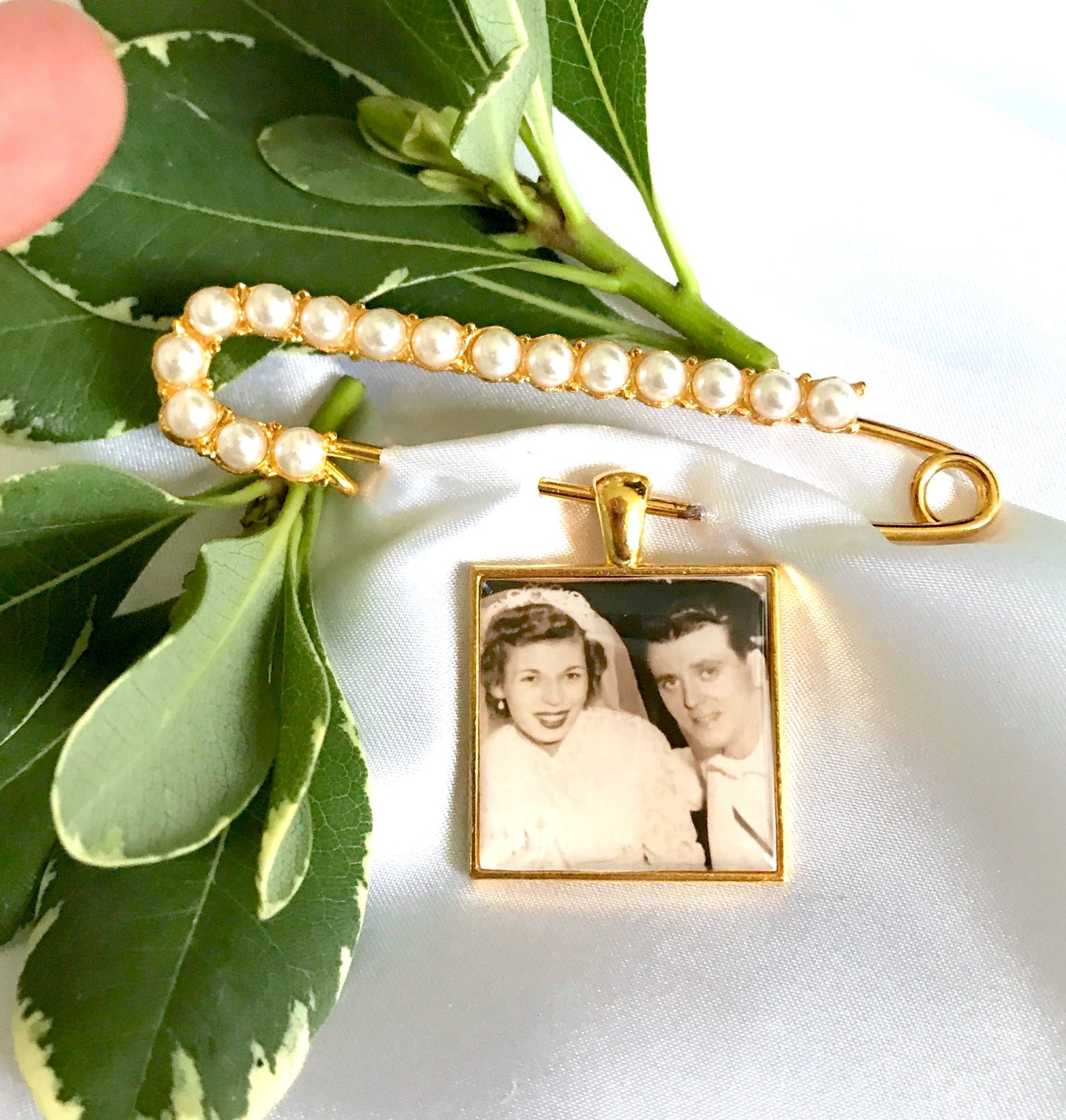 pearl pin and photo charm gold