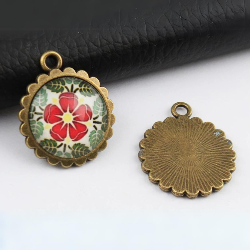 16mm Round Bezel Pendant with Scalloped Edging