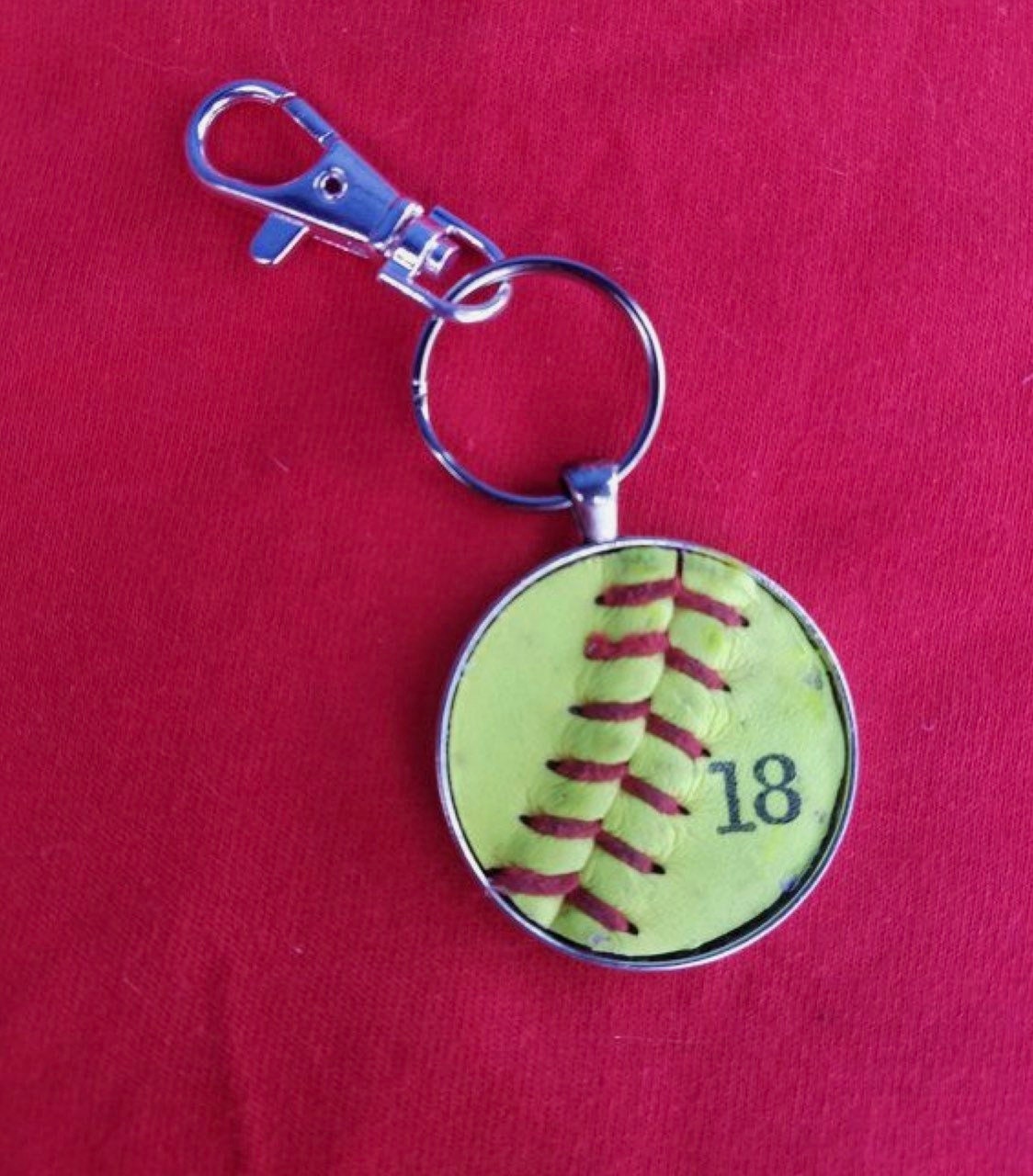 9 piece Keychain kit Round ( Your choice of colors) Make 3 Key Chains 38 mm Base setting, Matching Glass and keychain